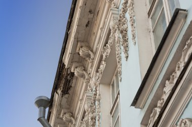 Bas-reliefs ve Yaroslavl silmelerle eski bina