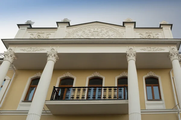 Старое здание с балконами и скульптурами в Ярославле — стоковое фото