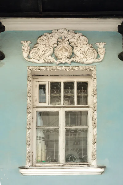 Fenêtre avec bas-reliefs et moulures de style antique — Photo