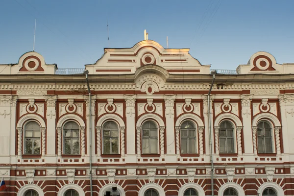 Antico edificio con bassorilievi e modanature a Jaroslavl — Foto Stock