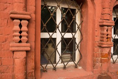 Pencere eski Izgaralar, mozaik ve silme 