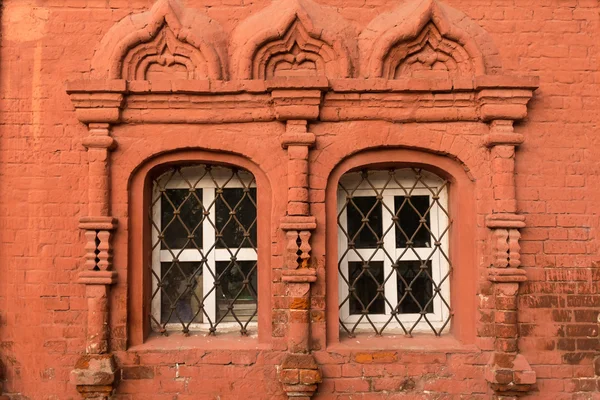 Fenêtre avec les anciennes grilles, mosaïques et moulures — Photo