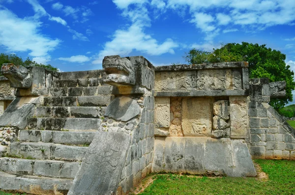 在墨西哥玛雅金字塔，雕塑是蛇的头 — 图库照片