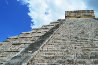 Tüylü yılan Meksika Maya piramit