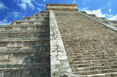 Tüylü yılan Meksika Maya piramit