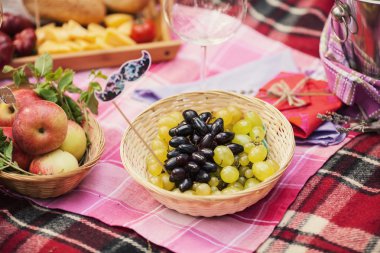 Meyve üzerinde piknik