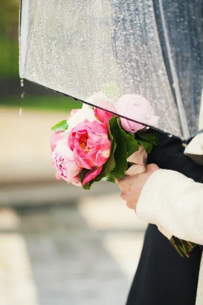 Casamento na chuva — Fotografia de Stock