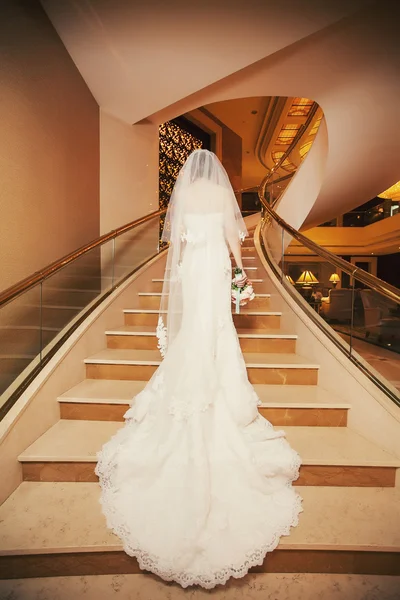 Sposa sulle scale — Foto Stock
