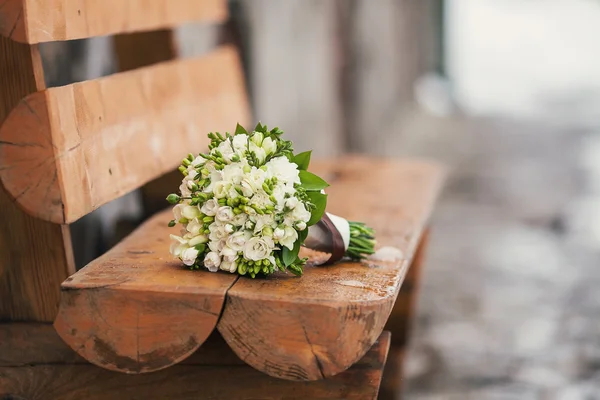 Bouquet sulla panchina — Foto Stock