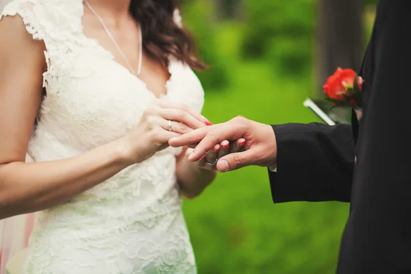 She wears a ring — Stock Photo, Image