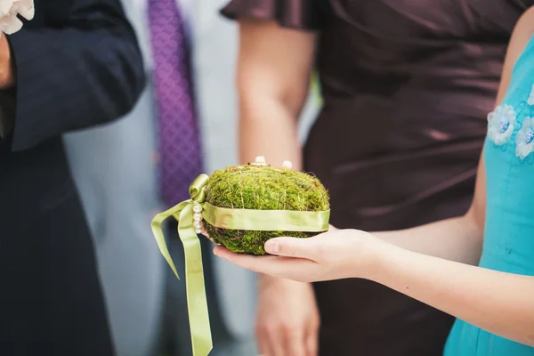 Wedding rings on a grass pillow — kuvapankkivalokuva