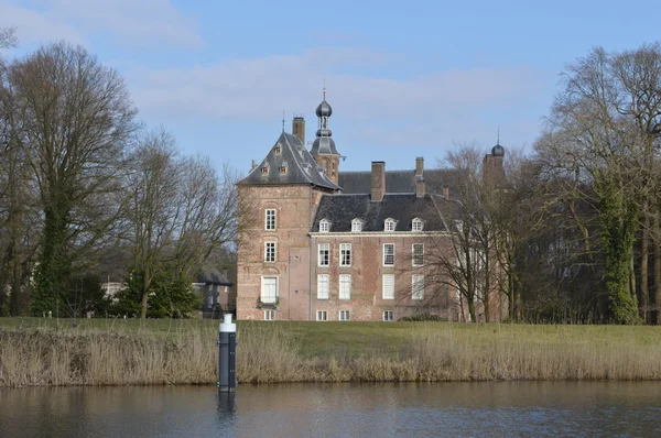 Kasteel bij de rivier — Stockfoto