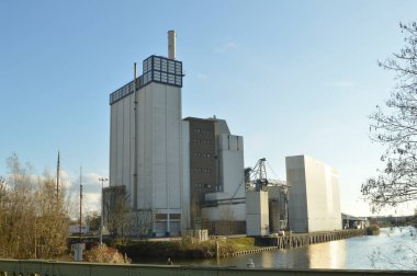 Doetinchem 'deki Oude IJssel nehrinin yanındaki eski endüstriyel un fabrikası.