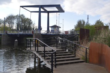 Nehirdeki bir köprünün önüne adım at Oude IJssel Doetinchem