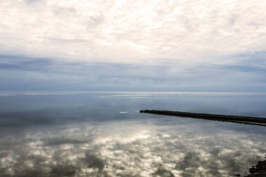 Vlieland Adası yakınlarındaki Waddenzee 'nin sakin sularında dalgalanan sular.