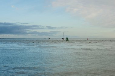 Vlieland Wadden Adası 'ndan Kuzey Denizi' ndeki Wadden Adası 'na giden yelkenli gemiler.