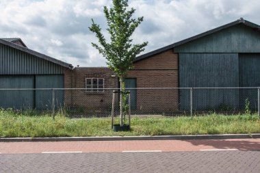 Maas nehrinin yakınında eski bir tuğla fabrikasının cephesi