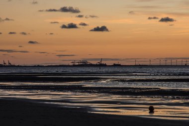 Kuzeydeniz kıyısındaki Cadzand 'ın kumlu sahilinde gün batımı