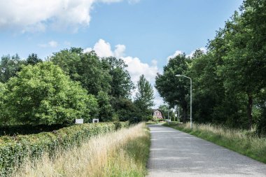 2020 ilkbaharında Doetinchem şehrinde hava kirliliği olmayan açık, mavi gökyüzü.
