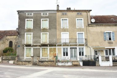 Şampanya Ardennes 'teki eski bir Fransız köyündeki eski çiftlik evlerinin cepheleri. 