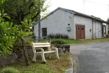 Fransız Şampanyası 'ndaki küçük Voisey köyündeki eski evlerin manzarası.