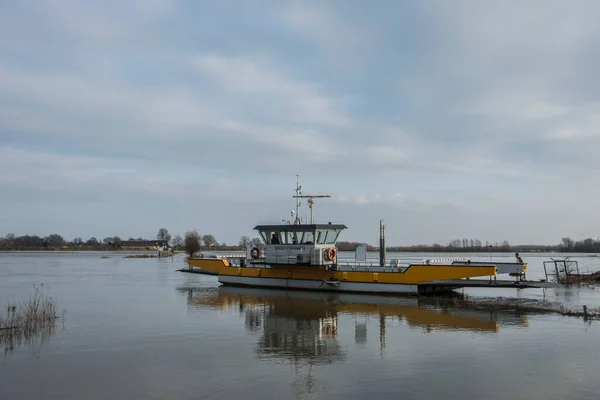 Barco Balsa Fora Ordem Refletido Água Rio Ijssel Durante Uma — Fotografia de Stock