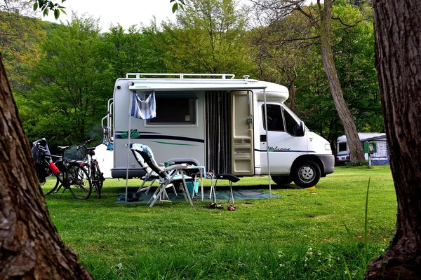 Camper op Duitse camping — стокове фото