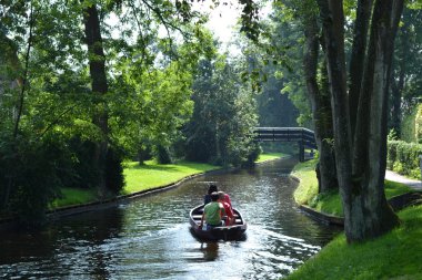 Kanal Köprüsü ve tekne Giethoorn içinde