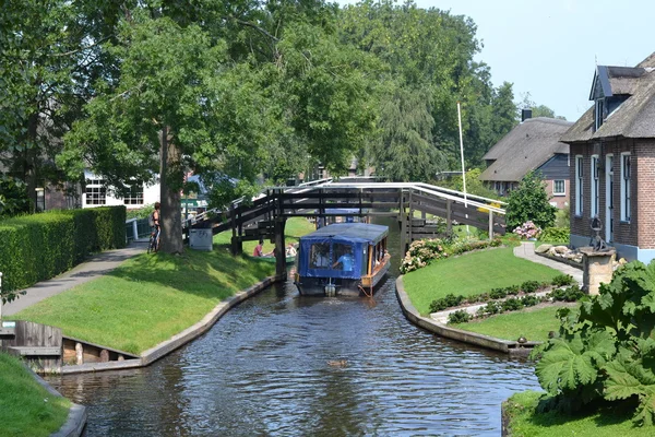 Canal with farmhouses, bridge and boats — Stock Photo, Image