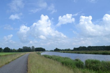 River Bisiklet yolu ile