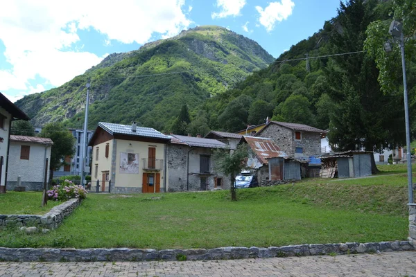 Kleines Almdorf — Stockfoto