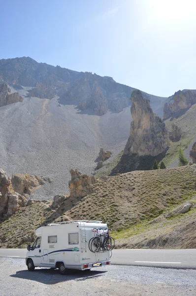 Pequeño coche de camping en Col d 'Izoard — Foto de Stock