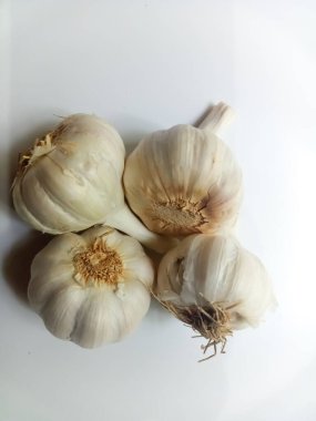 Beyaz arka planda sarımsak (beyaz soğan).