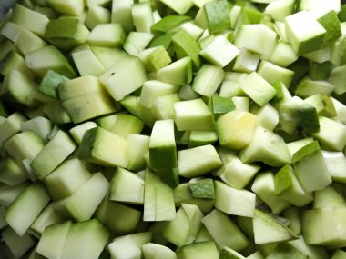 Çok küçük yeşil mango parçaları. Bu bir makro görüntü. .