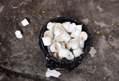 12-9-2021, Hydrabad, Hindistan: Kağıt gözlüklü bir çöp sepeti görüntüsü. Bu bir editör fotoğrafı..