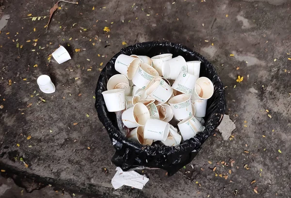 12-9-2021, Hydrabad, Hindistan: Kağıt gözlüklü bir çöp sepeti görüntüsü. Bu bir editör fotoğrafı..