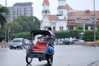 Rickshaw şoförleri şehirden geçiyor..