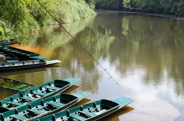 Na margem do rio tem um barco esperando para levar turistas para ver fresco — Fotografia de Stock