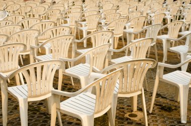 birçok beyaz plastik sandalyeler