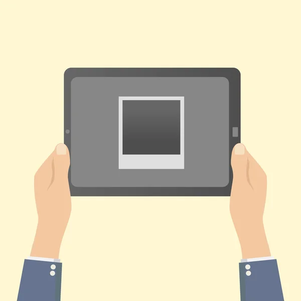Mãos segurando um tablet com uma moldura para fotos — Vetor de Stock