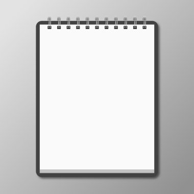 Yumuşak gölgeler beyaz zemin üzerine boş spiral defter.