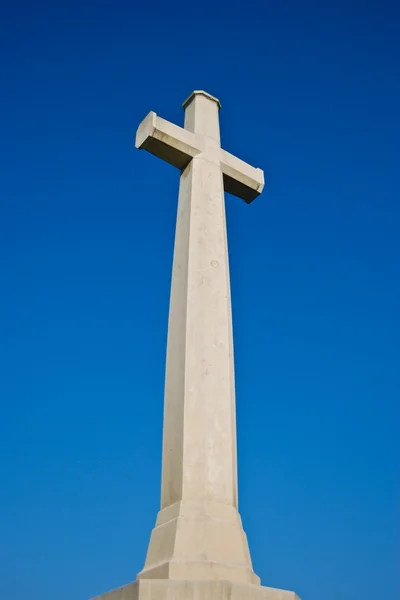 La cruz blanca en el cielo azul —  Fotos de Stock