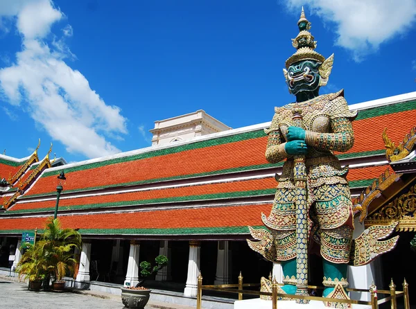 The giant stand on sentry bankok thThailand — стоковое фото