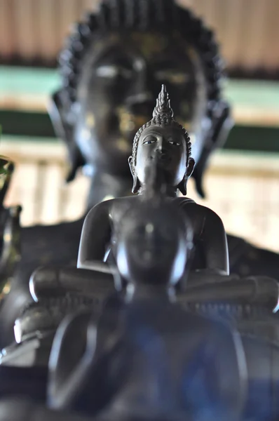 Bild von drei schwarzen Buddhas im Tempel Kanchanaburi tha — Stockfoto