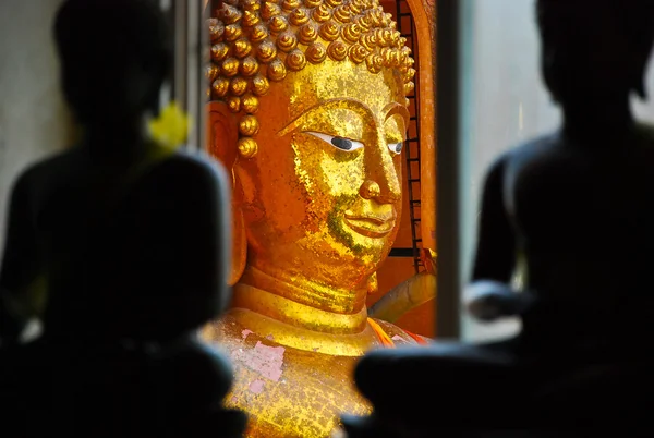 Изображение золотого цвета Будда вернулся черный цвет Будды — стоковое фото