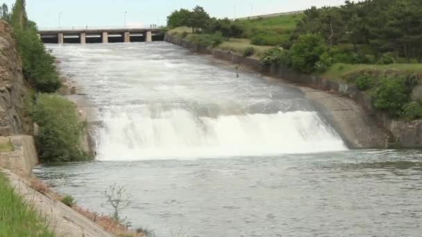 Вода из плотины — стоковое видео