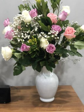 Flores rosas en florero 