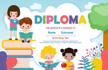 Anaokulu ve ilköğretim sertifikaları, anaokulu öncesi çocuk diploması tasarım şablonu, öğrenciler için diploma, okul çocuklarıyla birlikte izole edilmiş vektör çizimleri okuyorlar.