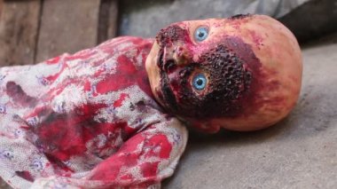 Korkunç kanlı bebek Cadılar Bayramı konsepti, çocukların kapanışı, gizemli bebek hayaleti, korkunç bebek video görüntüleri.