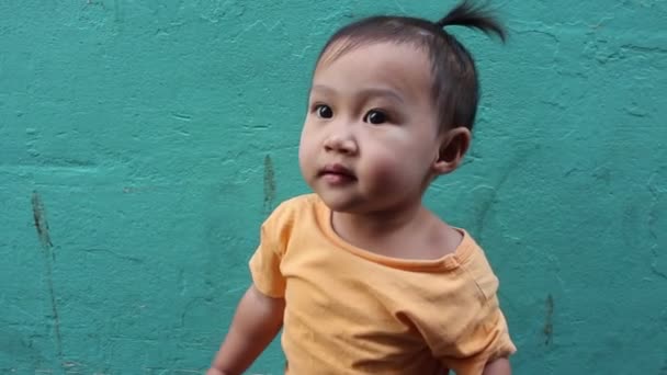 Heureux Asiatique Bébé Fille Apprendre Marcher Jouer Caméra Curieux Bébé — Video